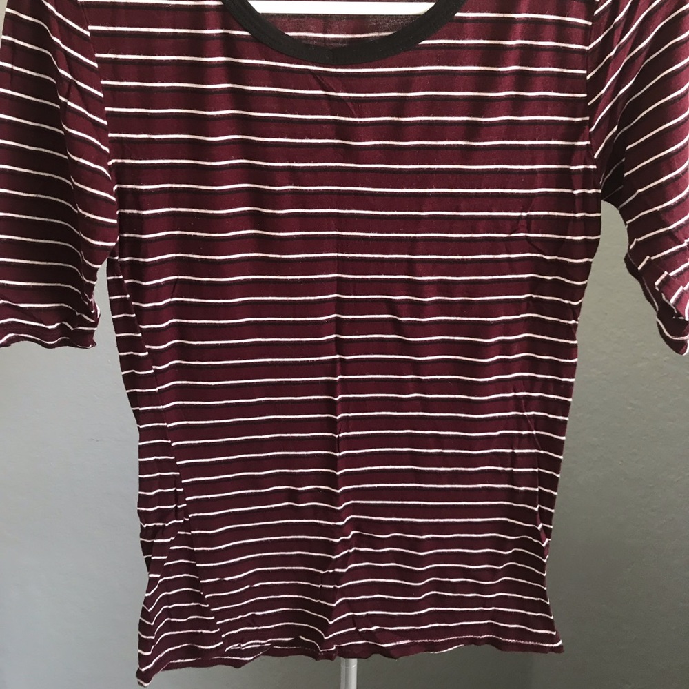 Medium length sleeve t-shirt.